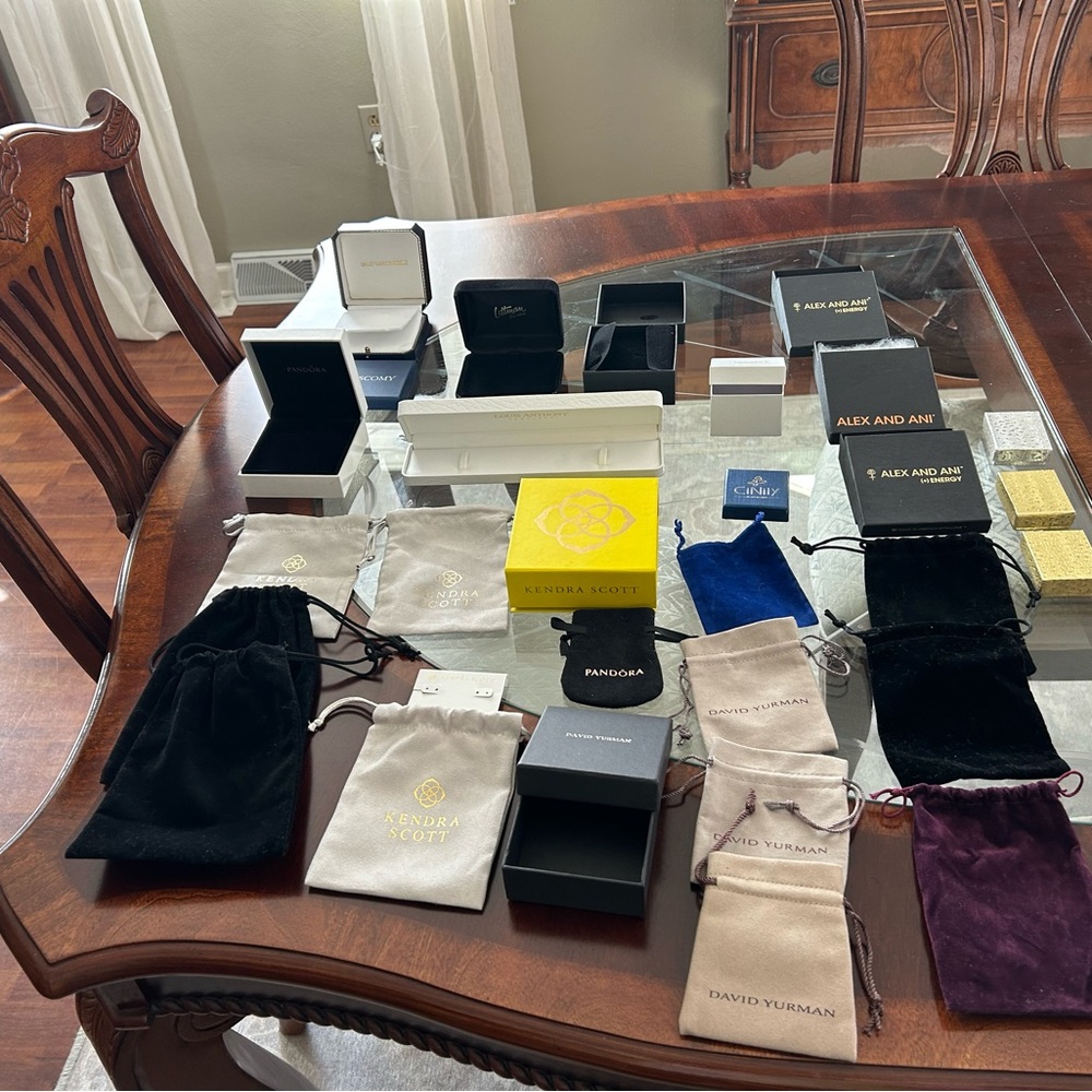 Assorted jewelry gift boxes, and pouches - Picture 8 of 12